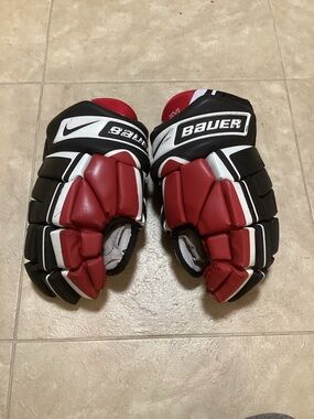Bauer Vapor XVI Red, Black &White Hockey Gloves, Size 14.